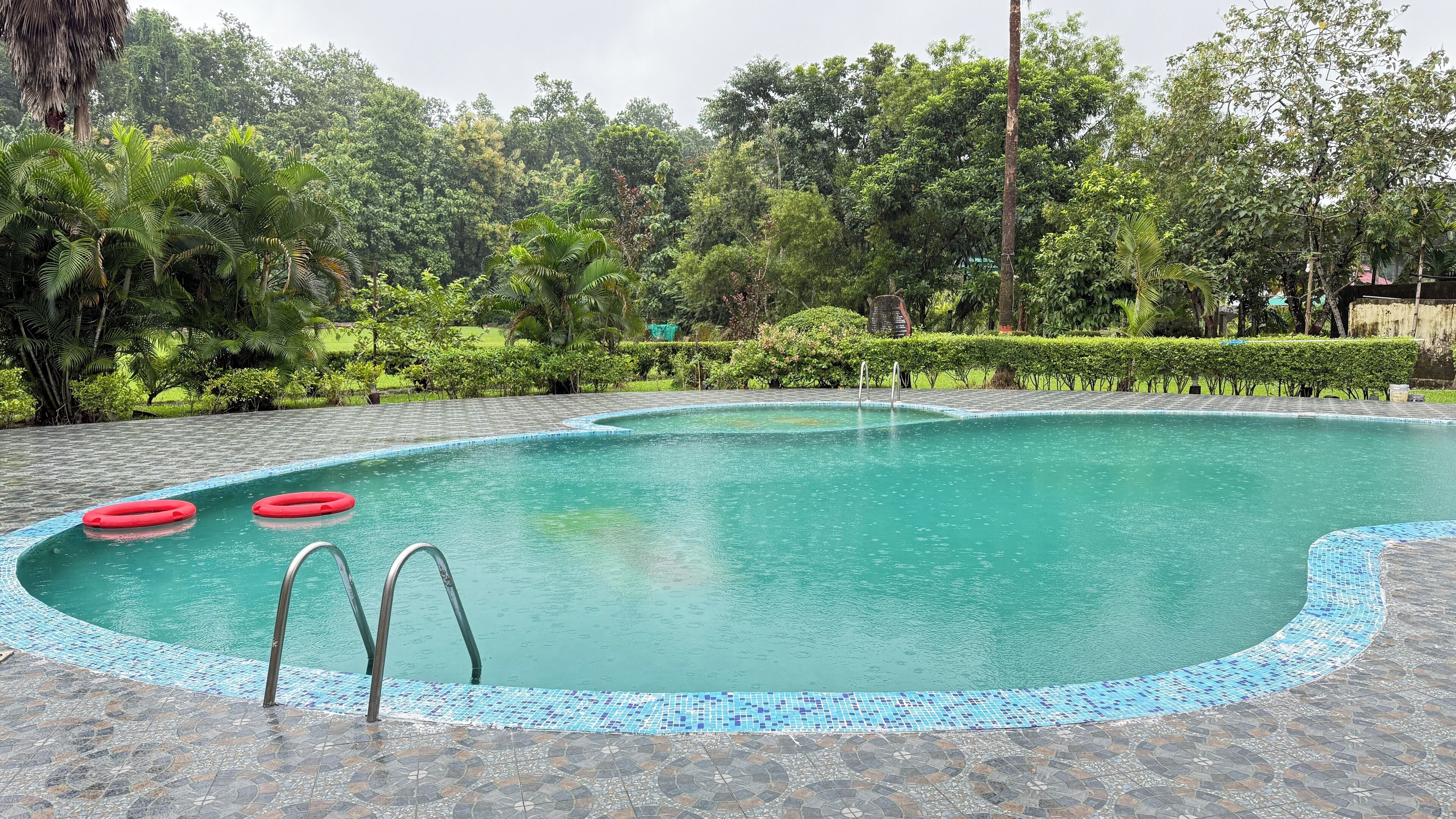 Una piscina al aire libre, guardavidas en la propiedad