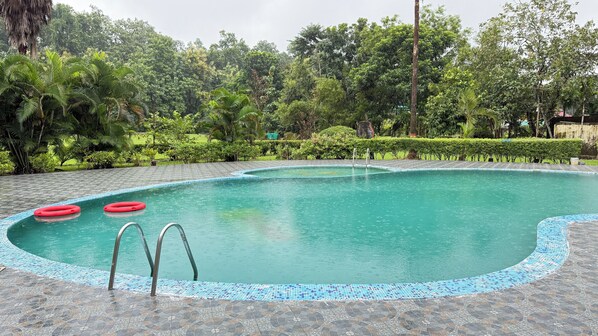 屋外プール、ライフガード配置