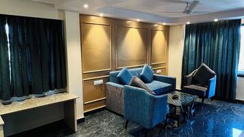 コンフォート スイート バルコニー レイクビュー | デスク、ノートパソコン用作業スペース、遮光カーテン、WiFi (無料)