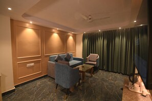 コンフォート スイート バルコニー レイクビュー | リビング エリア