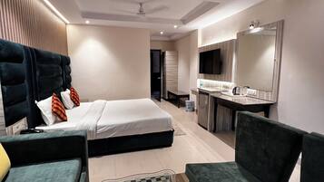 デスク、ノートパソコン用作業スペース、遮光カーテン、WiFi (無料)