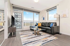 Smart TV - Modern High Rise Condo w Private Patio—Downtown (Kitchener)