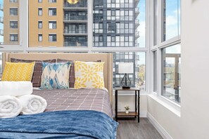 1 bedroom, iron/ironing board, free WiFi, bed sheets - Modern High Rise Condo w Private Patio—Downtown (Kitchener)