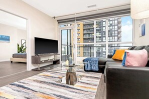 TV - Modern High Rise Condo w Private Patio—Downtown (Kitchener)