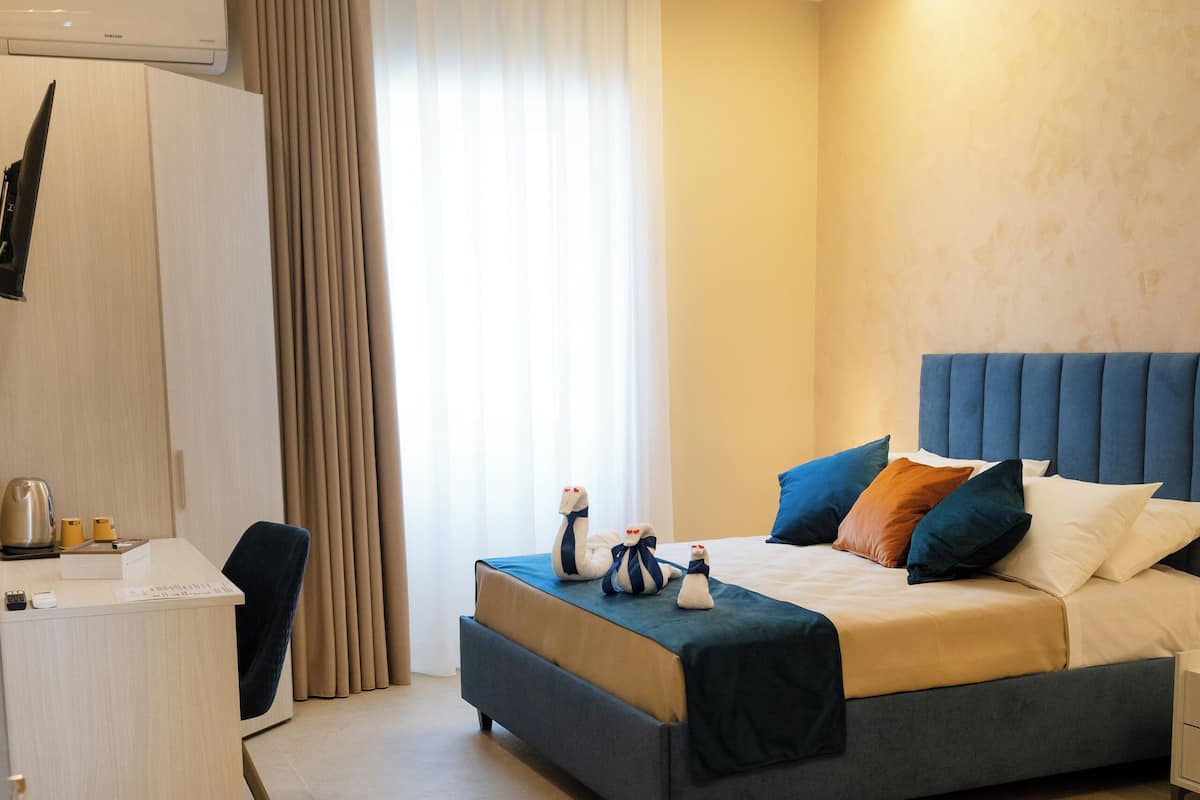 Deluxe Double Room, Sea View | In-room safe, free WiFi