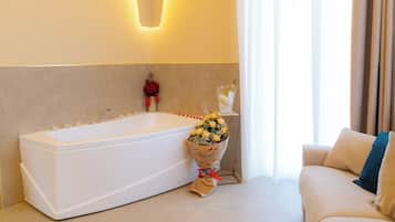 Luxury Suite, Sea View | Private spa tub