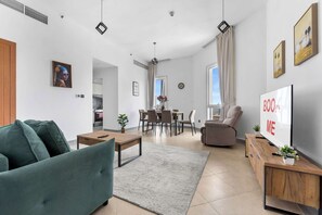 TV - StayShort - Barsha Heights sleeps 2 with Swimming Pool! (Barsha Heights)