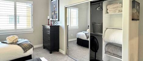 2 chambres, fer et planche Ă repasser, Wi-Fi, literie fournie