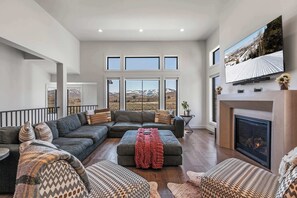 Télévision, cheminée, livres, espaces bureaux