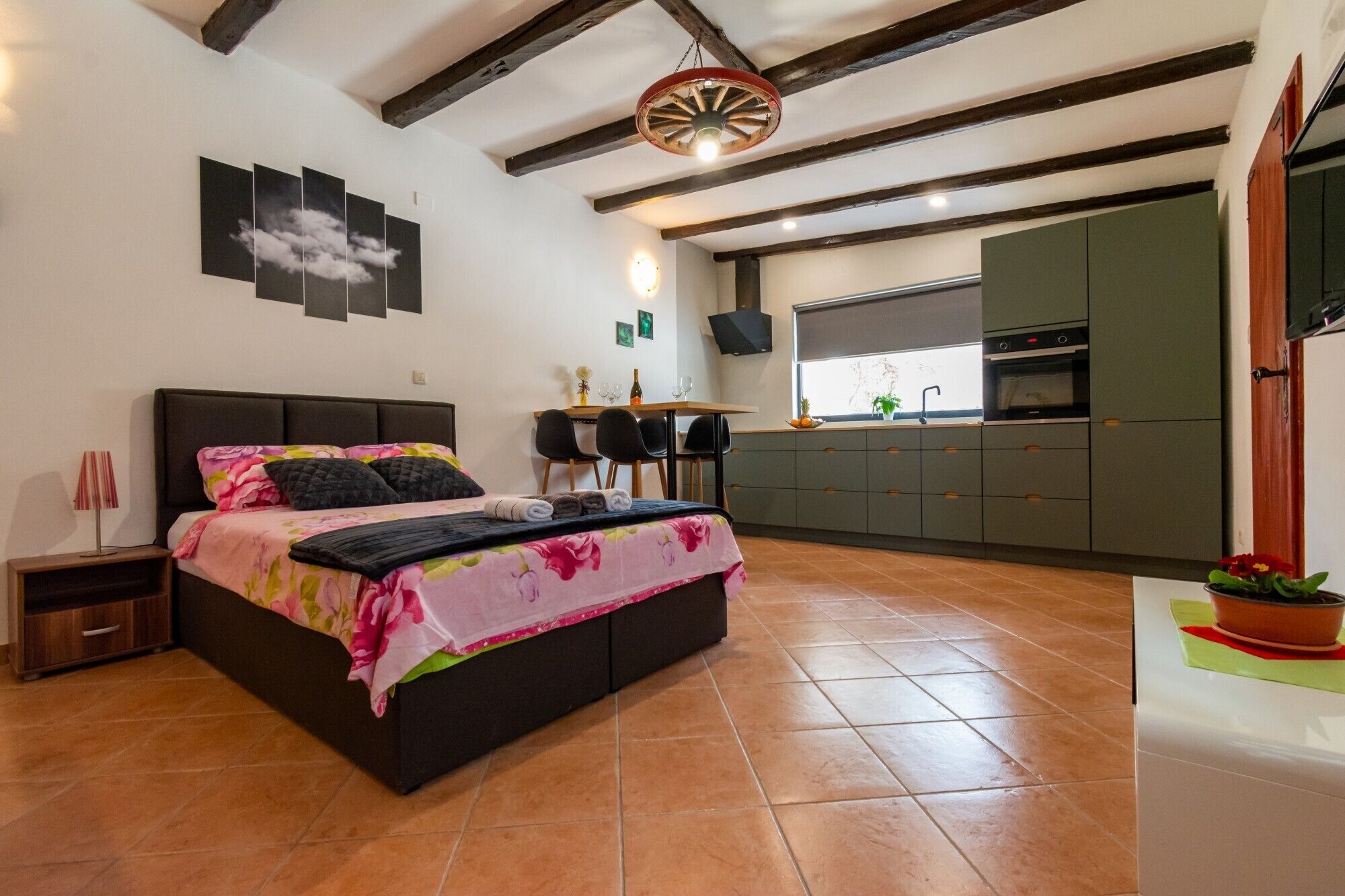 2 bedrooms, iron/ironing board, WiFi, bed sheets