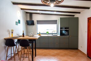 Frigorífico, microondas, horno y placa de cocina