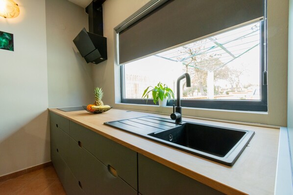 Fridge, microwave, oven, stovetop - Haus Lilly in Muntić  - Haus für 2-3 Personen (Muntic)