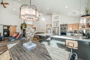 Kjøleskap, mikrobølgeovn, kokeplater og oppvaskmaskin