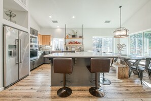 Kjøleskap, mikrobølgeovn, kokeplater og oppvaskmaskin