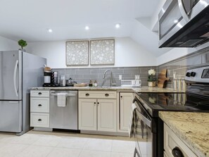 Kjøleskap, mikrobølgeovn, ovn og kokeplater