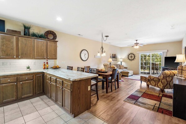 Interior - R&L Scenic Views - Retreat for 4 (Branson)