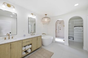 Een douche, een haardroger, handdoeken, shampoo