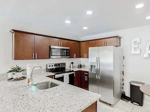 Frigorífico, microondas, horno y placa de cocina