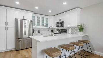 雪櫃、微波爐、焗爐、爐具