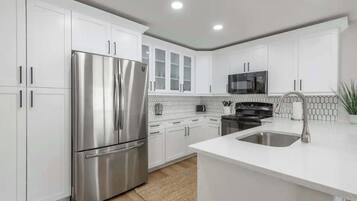 Refrigerador, microondas, horno y parrilla de estufa