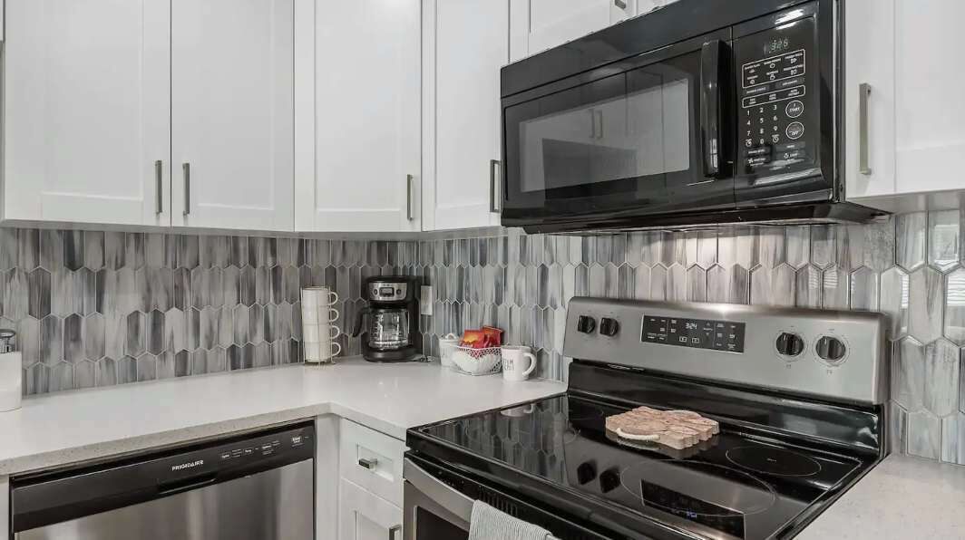 Refrigerador, microondas, horno y parrilla de estufa 