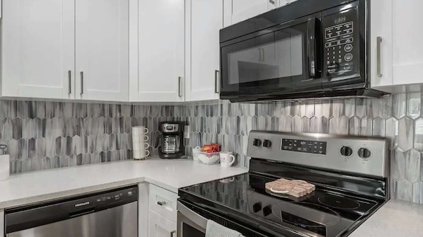 Een koelkast, een magnetron, een oven, een kookplaat