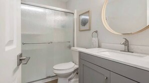 Shower, hair dryer, towels - Waterfront - Family & Pet Friendly for 6 (Apollo Beach)