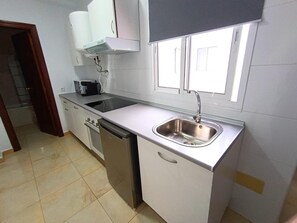 Køleskab, mikrobølgeovn, ovn, kogeplade