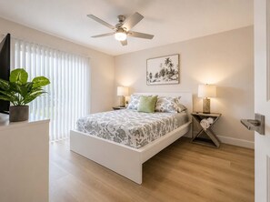 2 bedrooms, travel cot, WiFi, bed sheets - Waterfront-Family & Pet Friendly for 6 (Apollo Beach)