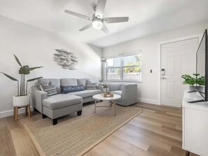 TV - Waterfront-Family & Pet Friendly for 6 (Apollo Beach)