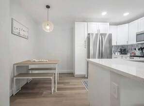 Een koelkast, een magnetron, een oven, een kookplaat