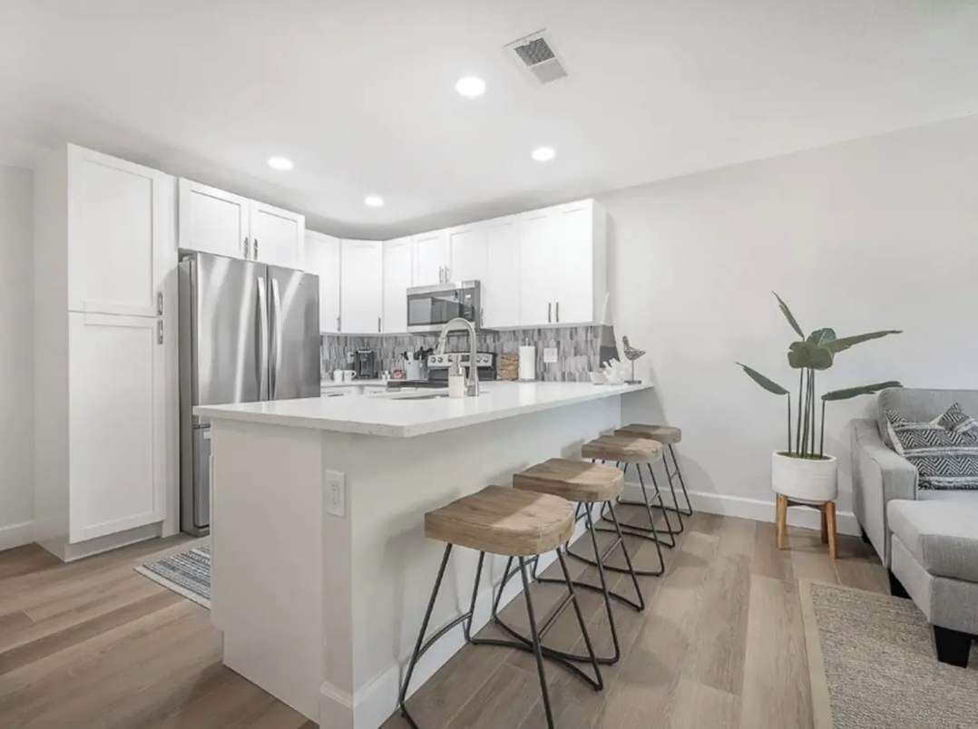 Kjøleskap, mikrobølgeovn, ovn og kokeplater