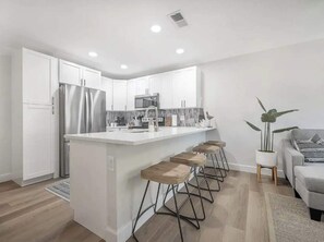 Kjøleskap, mikrobølgeovn, ovn og kokeplater