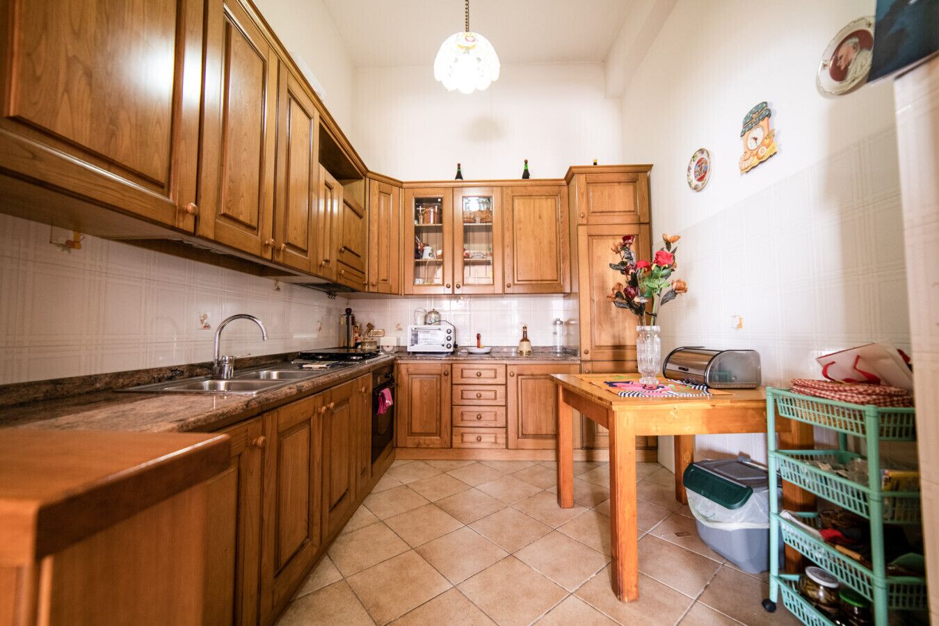 Kühlschrank, Herdplatte, Kochgeschirr/Geschirr/Besteck, Esstisch