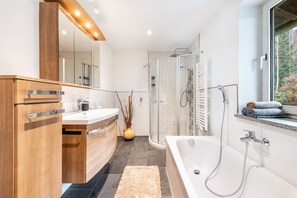 Een douche, een haardroger, handdoeken