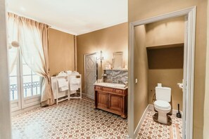 Deluxe Suite, Garden View | Bathroom | Bathrobes - Chateau Sainte Cecile (Saint-Thibery)