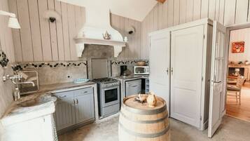 Classic Cottage, Patio, Garden View | Private kitchen