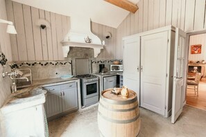 Classic Cottage, Patio, Garden View | Private kitchen