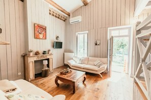 Classic Cottage, Patio, Garden View | Living area