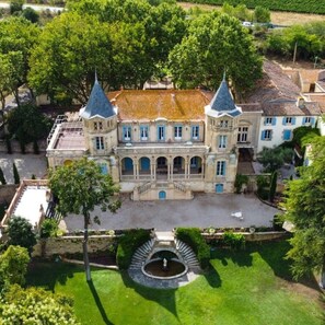 Front of property - Chateau Sainte Cecile (Saint-Thibery)