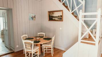 Cottage Classique, patio, vue jardin | Salle à manger