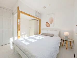 3 habitaciones, tabla de planchar con plancha, cuna de viaje y wifi 