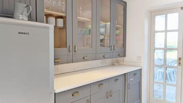 冷蔵庫、電子レンジ、オーブン、食器洗い機