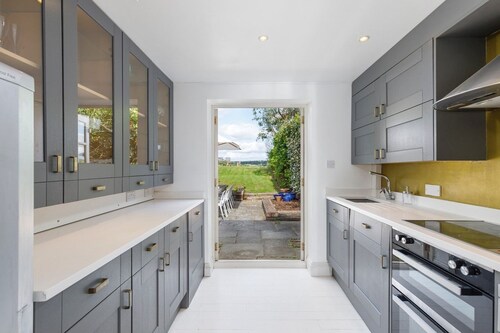 Courtyard Cottage, Pulborough - sleeps 5 guests  in 3 bedrooms