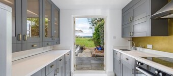 Courtyard Cottage, Pulborough - sleeps 5 guests  in 3 bedrooms