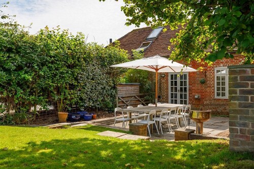 Courtyard Cottage, Pulborough - sleeps 5 guests  in 3 bedrooms