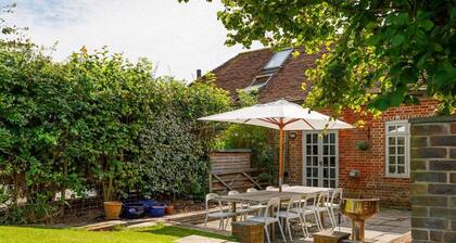 Courtyard Cottage, Pulborough - sleeps 5 guests in 3 bedrooms