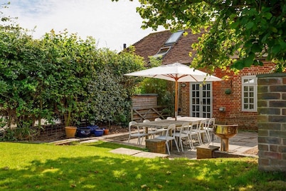 Courtyard Cottage, Pulborough - sleeps 5 guests in 3 bedrooms