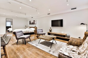 Een bureau, een strijkplank/strijkijzer, reisbedje, wifi