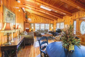 Interior - Haus in the Heart of Helen|1 min Walk to Downtown (Helen)